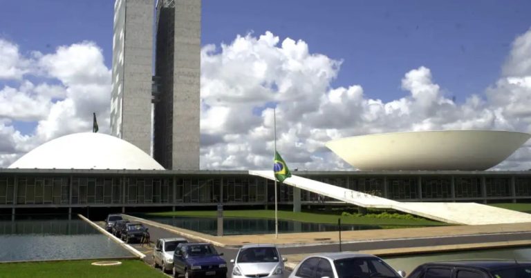 Fim da escala 6x1: PEC pode ser votada no Senado na semana que vem