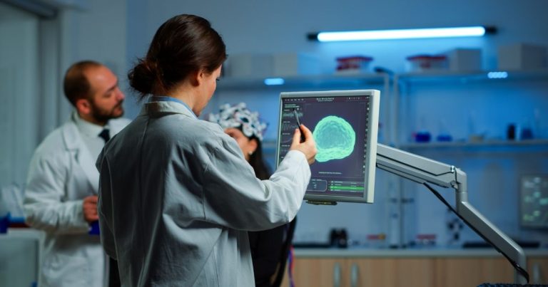 Médicos usam IA durante cirurgia para auxiliar na retirada de tumor cerebral