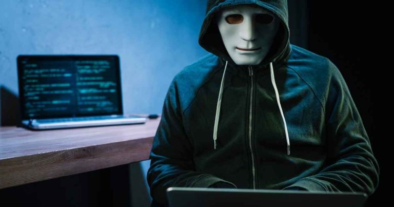 O objetivo era obter certificados digitais oficiais em nome das vítimas (Foto: Reprodução/Magnific)