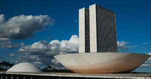 Comissão da Câmara aprova proposta para uso de dados em sistemas de IA