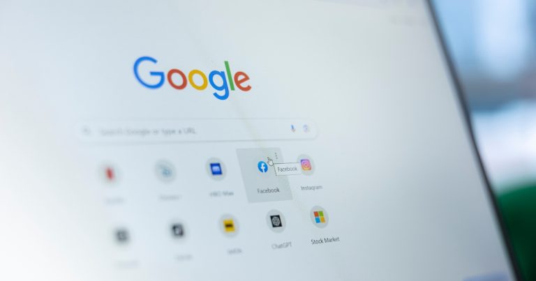 Google informou que aprimorou seus agentes automatizados de detecção (Foto: Reprodução/Freepik/DCstudio)