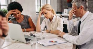 IA economiza tempo, mas trabalhadores estão ficando com mais tarefas