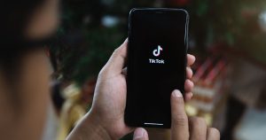 Licenciamento de data center do TikTok no Brasil é questionado por entidades