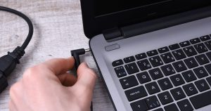 A bateria do notebook estraga se ficar na tomada o tempo todo?