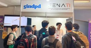 Fenati e Sindpd-SP consolidam presença na Feira de Carreiras da PUC-SP