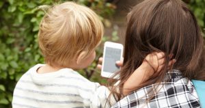 Um ano de ECA Digital: o que mudou na segurança de crianças e adolescentes on-line