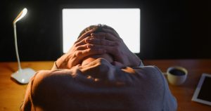 Burnout atinge quase metade da geração Z e dos millennials no trabalho