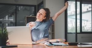 Trabalho remoto favorece relações mais humanas e apoio entre colegas, diz estudo