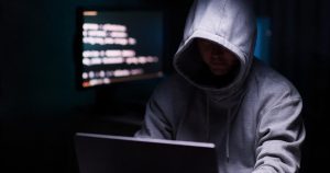 IA reduz custos de golpes digitais e acelera expansão do cibercrime