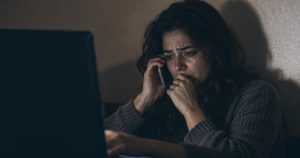 IA pode ampliar violência digital e reforçar preconceitos contra mulheres, alerta ONU